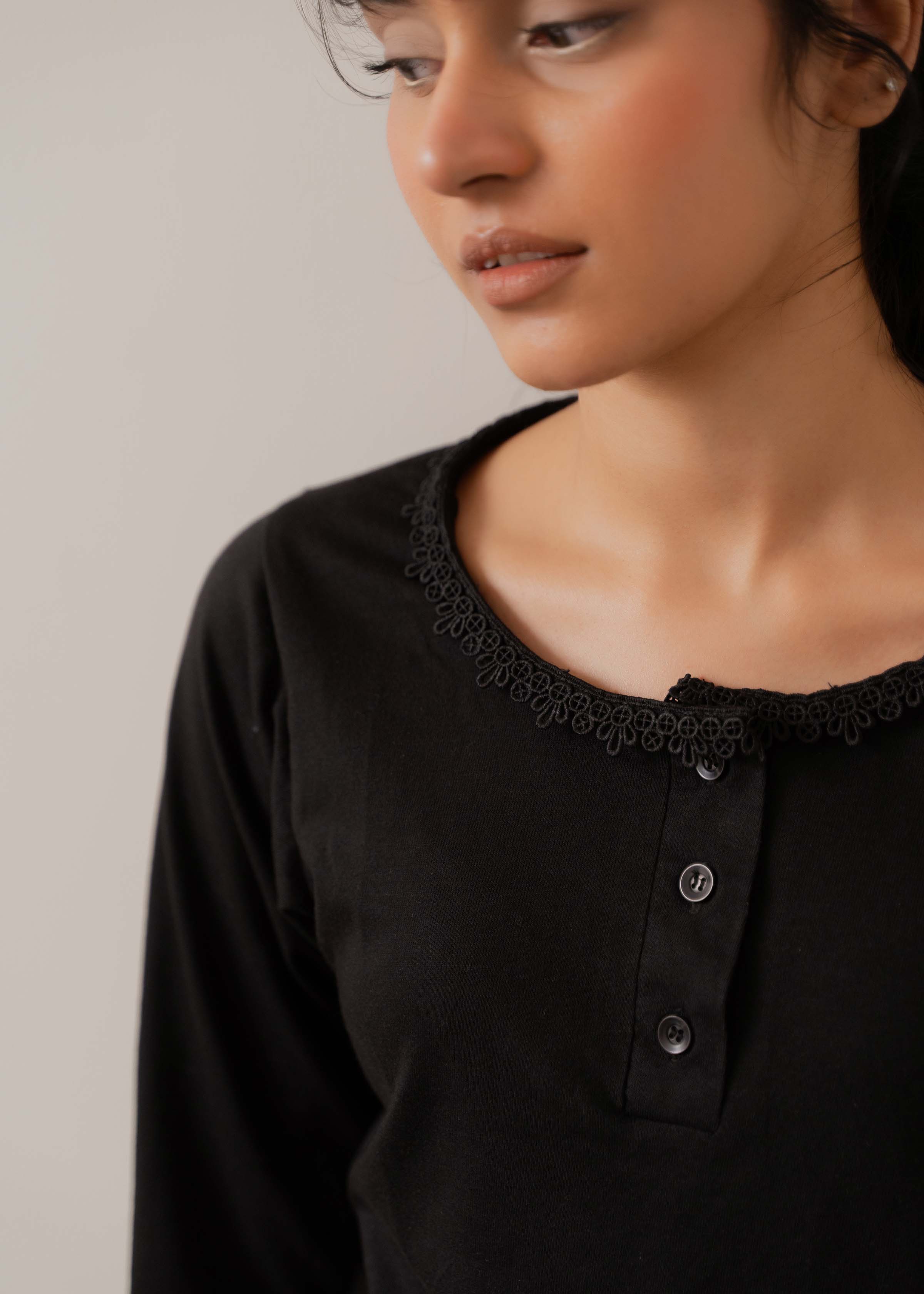 BLACK TRIM DETAILED HENLEY